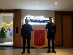 新思路裝飾怎么樣？業(yè)主送的錦旗就是答案！